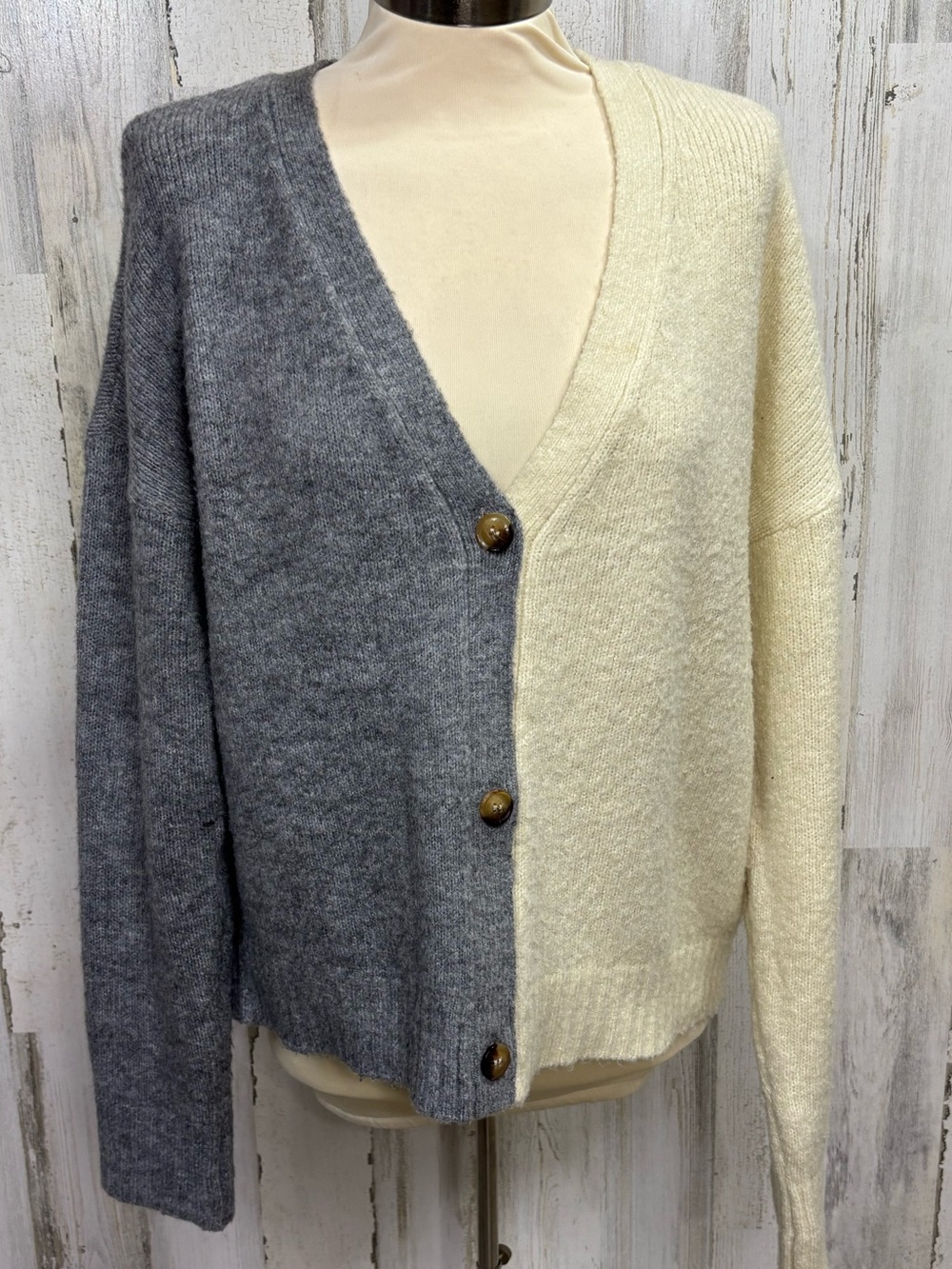 Olivia Sky Two-Tone‎ Gray & Cream V-Neck Button Cardigan